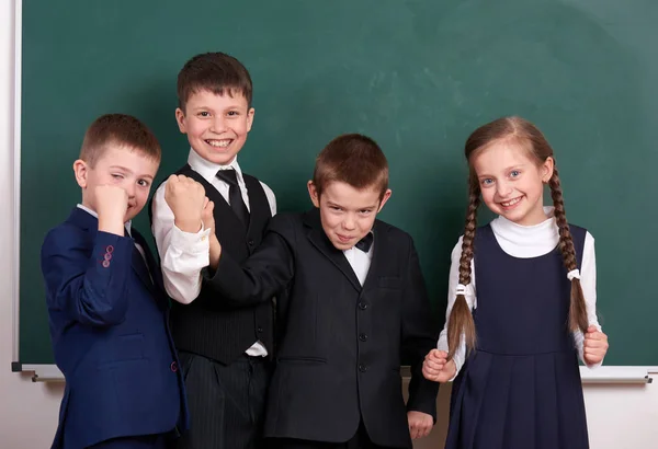 Groep leerling als een bende, die zich voordeed in de buurt van leeg schoolbord achtergrond, grimassen en emoties, friendshp en onderwijs concept — Stockfoto