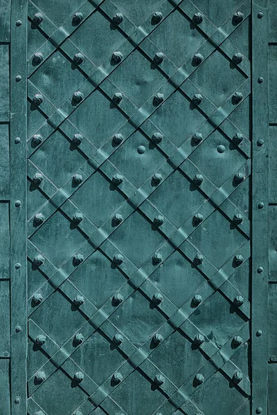 Porta de ferro closeup para textura ou fundo, estilo vintage, cor verde — Fotografia de Stock