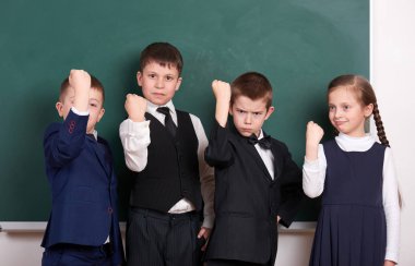 grup öğrenci bir çete olarak poz boş kara tahta arka plan, yapması ve duygular, friendshp ve eğitim kavramı parmak eklemi, göster: