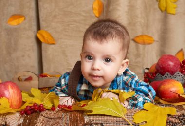 Çocuk yalan üzerine sarı sonbahar yaprakları, elma, kabak ve Dekorasyon, sonbahar sezon