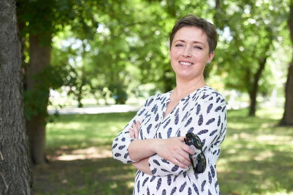 Kadın portre yaz açık, mutlu insanlar, Şehir Parkı