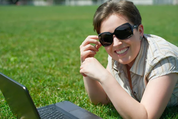 Kadın defter ile yeşil çim üzerinde yalan