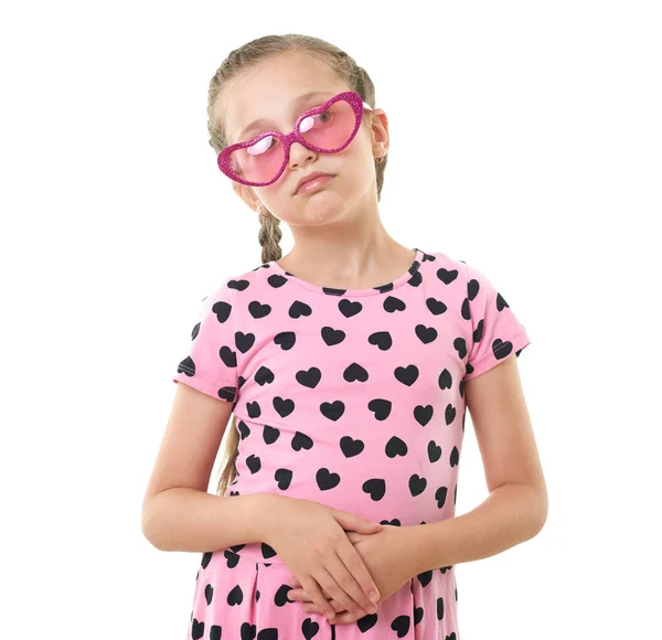 Bonito menina estúdio retrato, vestido de rosa com formas de coração, fundo branco — Fotografia de Stock