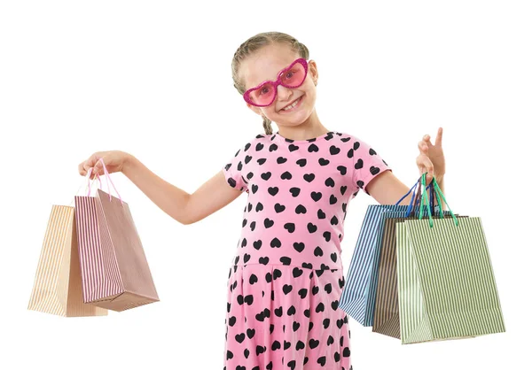 Hezká holčička s nákupní taškou, Studiový portrét, oblečená v růžovém s srdce tvary, bílým pozadím — Stock fotografie
