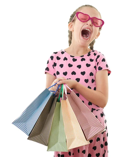 Hezká holčička zívá s nákupní taškou, Studiový portrét, oblečená v růžovém s srdce tvary, bílým pozadím — Stock fotografie