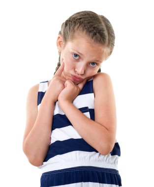 çizgili elbise stüdyo portre, sevimli küçük kız yapma bir sürpriz yüz, beyaz arka plan