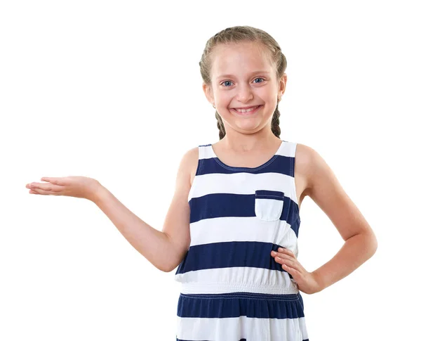 Bonita niña en vestido a rayas muestra algo en la palma, retrato de estudio, fondo blanco — Foto de Stock