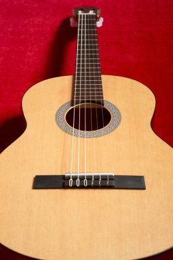 Kırmızı kadife kumaş, closeup nesne üzerine akustik gitar