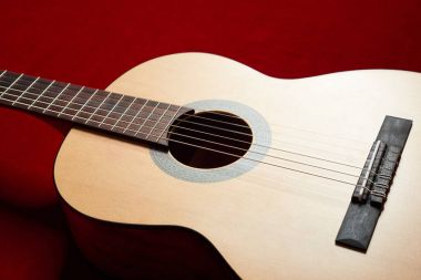 Kırmızı kadife kumaş, closeup nesne üzerine akustik gitar