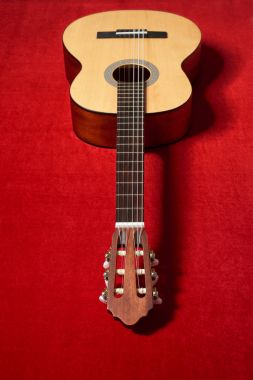 Kırmızı kadife kumaş, closeup nesne üzerine akustik gitar