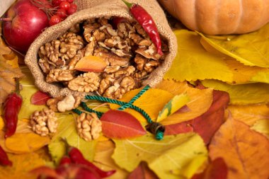 Bir çuval, meyve ve sebze düşen yapraklar arka planda, Sonbahar sezonu içinde fındık