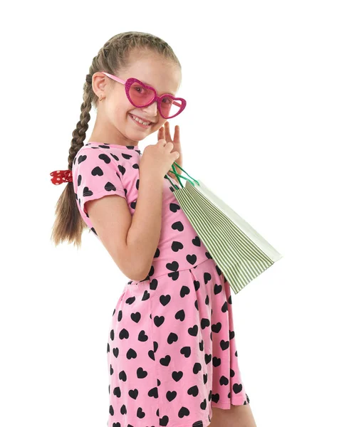 Красивая маленькая девочка с сумкой для покупок, студийный портрет, одетый в розовый с форме сердца, белый фон — стоковое фото