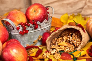 Bir çuval, meyve ve sebze düşen yapraklar arka planda, Sonbahar sezonu içinde fındık