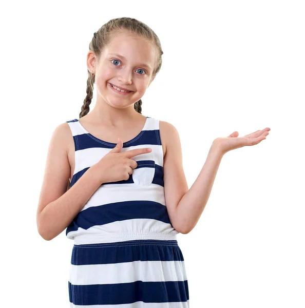 Bonita niña en vestido a rayas muestra algo en la palma, retrato de estudio, fondo blanco — Foto de Stock