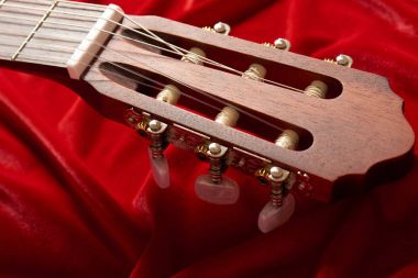 akustik gitar kırmızı kadife kumaş, nesnenin görünümünü kapat