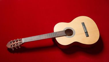 Kırmızı kadife kumaş, closeup nesne üzerine akustik gitar