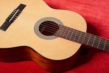 Kırmızı kadife kumaş, closeup nesne üzerine akustik gitar