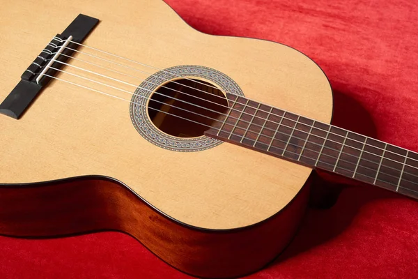 Kırmızı kadife kumaş, closeup nesne üzerine akustik gitar