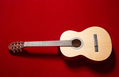 Kırmızı kadife kumaş, closeup nesne üzerine akustik gitar