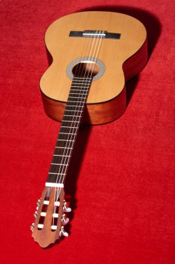 Kırmızı kadife kumaş, closeup nesne üzerine akustik gitar