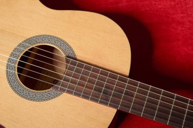 Kırmızı kadife kumaş, closeup nesne üzerine akustik gitar