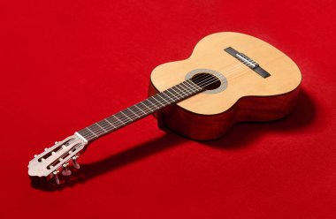 Kırmızı kadife kumaş, closeup nesne üzerine akustik gitar