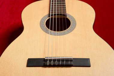 Kırmızı kadife kumaş, closeup nesne üzerine akustik gitar