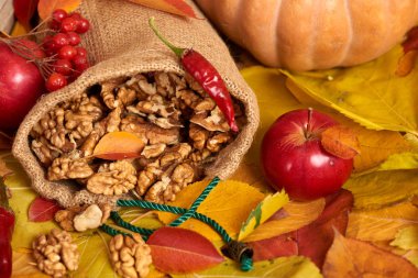 Bir çuval, meyve ve sebze düşen yapraklar arka planda, Sonbahar sezonu içinde fındık