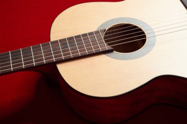 Kırmızı kadife kumaş, closeup nesne üzerine akustik gitar