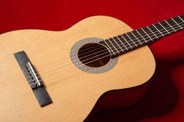 Kırmızı kadife kumaş, closeup nesne üzerine akustik gitar