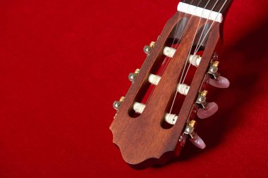 Kırmızı kadife kumaş, closeup nesne üzerine akustik gitar