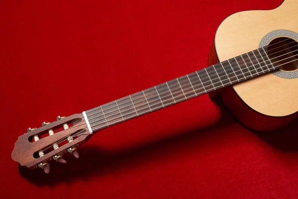 Акустична гітара на червоній оксамитовій тканині, крупним планом — стокове фото