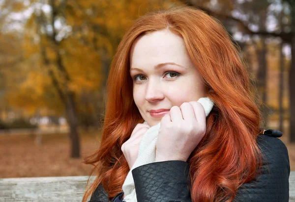 Young woman portrait in autumn park — Stock Photo, Image