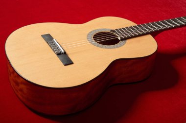 Kırmızı kadife kumaş, closeup nesne üzerine akustik gitar