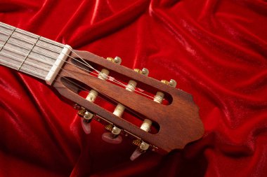 Kırmızı kadife kumaş, closeup nesne üzerine akustik gitar