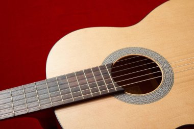 Kırmızı kadife kumaş, closeup nesne üzerine akustik gitar