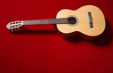 Kırmızı kadife kumaş, closeup nesne üzerine akustik gitar
