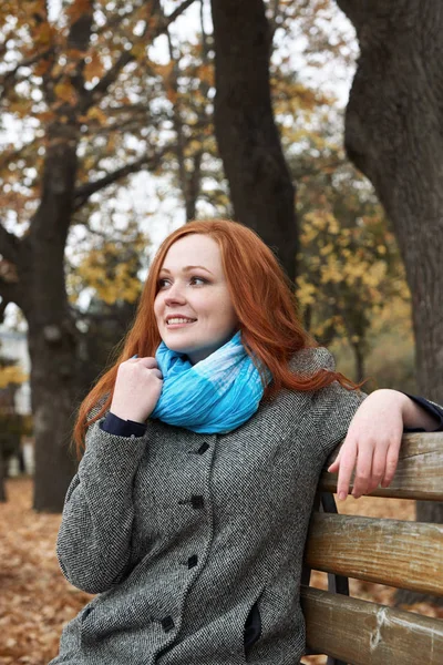 Mladá žena portrét v podzimním parku, žluté listí a stromy — Stock fotografie