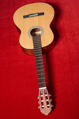Kırmızı kadife kumaş, closeup nesne üzerine akustik gitar