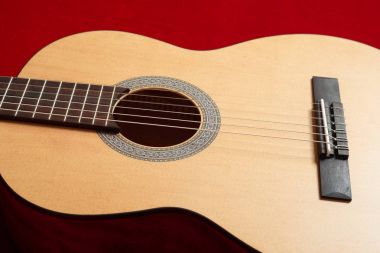 Kırmızı kadife kumaş, closeup nesne üzerine akustik gitar