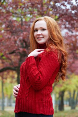 genç kadın portre sonbahar park, Sarı yapraklar ve ağaçlar