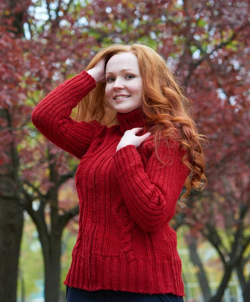 genç kadın portre sonbahar park, Sarı yapraklar ve ağaçlar