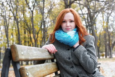 genç kadın portre sonbahar park, Sarı yapraklar ve ağaçlar