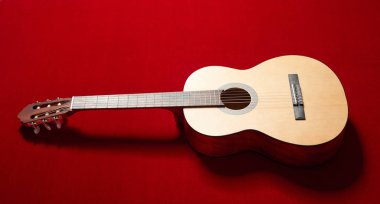 Kırmızı kadife kumaş, closeup nesne üzerine akustik gitar