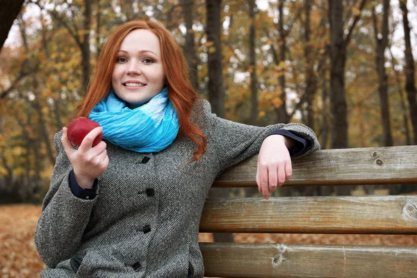 genç kadın elma sonbahar Park ile sarı yapraklar ve ağaçlar