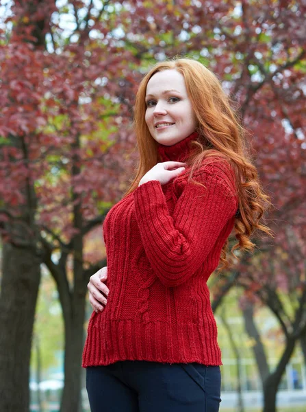 genç kadın portre sonbahar park, Sarı yapraklar ve ağaçlar