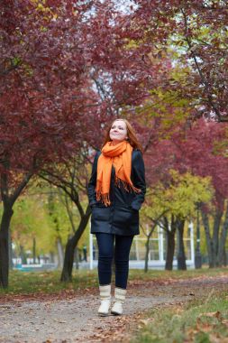 genç kadın yürüyüşüne patika sonbahar park, Sarı yapraklar ve ağaçlar
