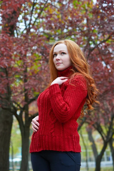 Giovane donna ritratto nel parco autunnale, foglie gialle e alberi — Foto Stock