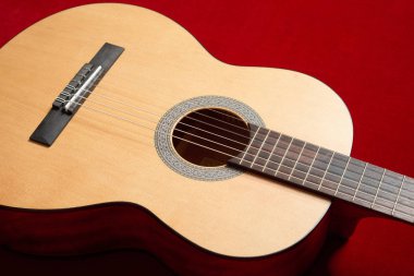 Kırmızı kadife kumaş, closeup nesne üzerine akustik gitar