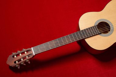 Kırmızı kadife kumaş, closeup nesne üzerine akustik gitar